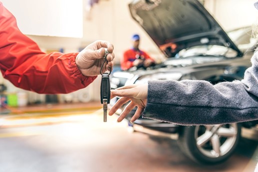 A car owner hands over her keys to Sell Your Damaged Car