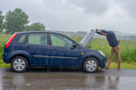 Car breaks down in the rain